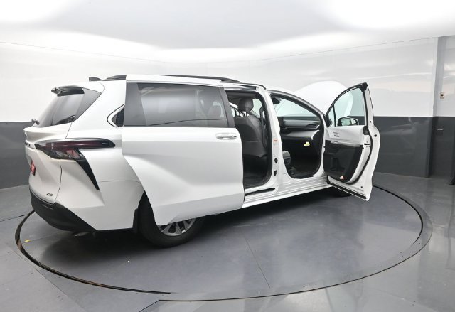 Used 2026 Toyota Sienna XLE FWD image 44