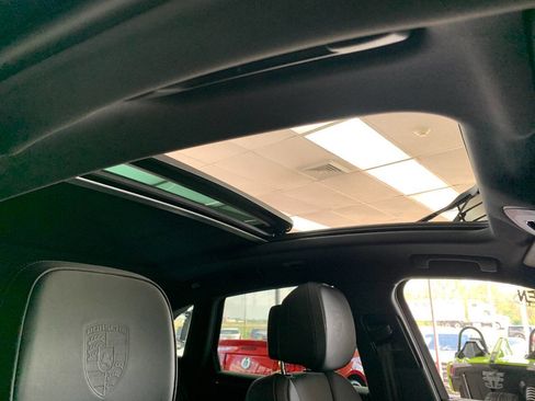 Used 2023 Porsche Macan image 16