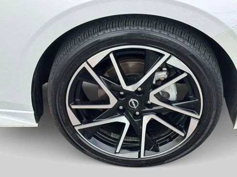 Certified 2025 Nissan Sentra SR image 9