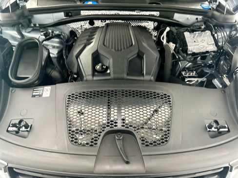 Certified 2025 Porsche Macan AWD/4WD image 29