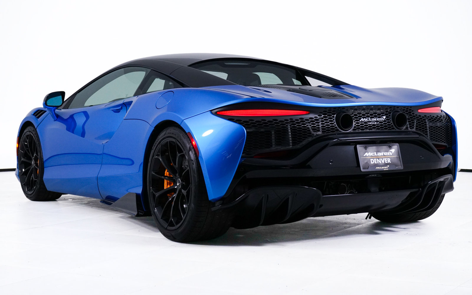Used 2024 McLaren Artura RWD image 18