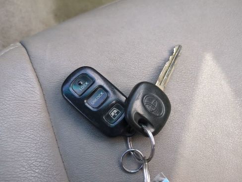 Used 2004 Toyota 4Runner SR5 AWD/4WD image 23