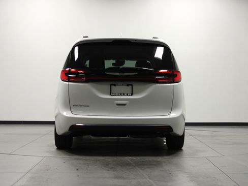 Used 2022 Chrysler Pacifica Touring-L FWD image 5