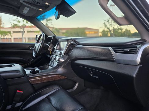 Used 2019 Chevrolet Suburban LT RWD image 17