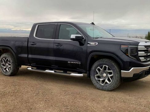 Used 2023 GMC Sierra 1500 SLE w/ Preferred Package image 2