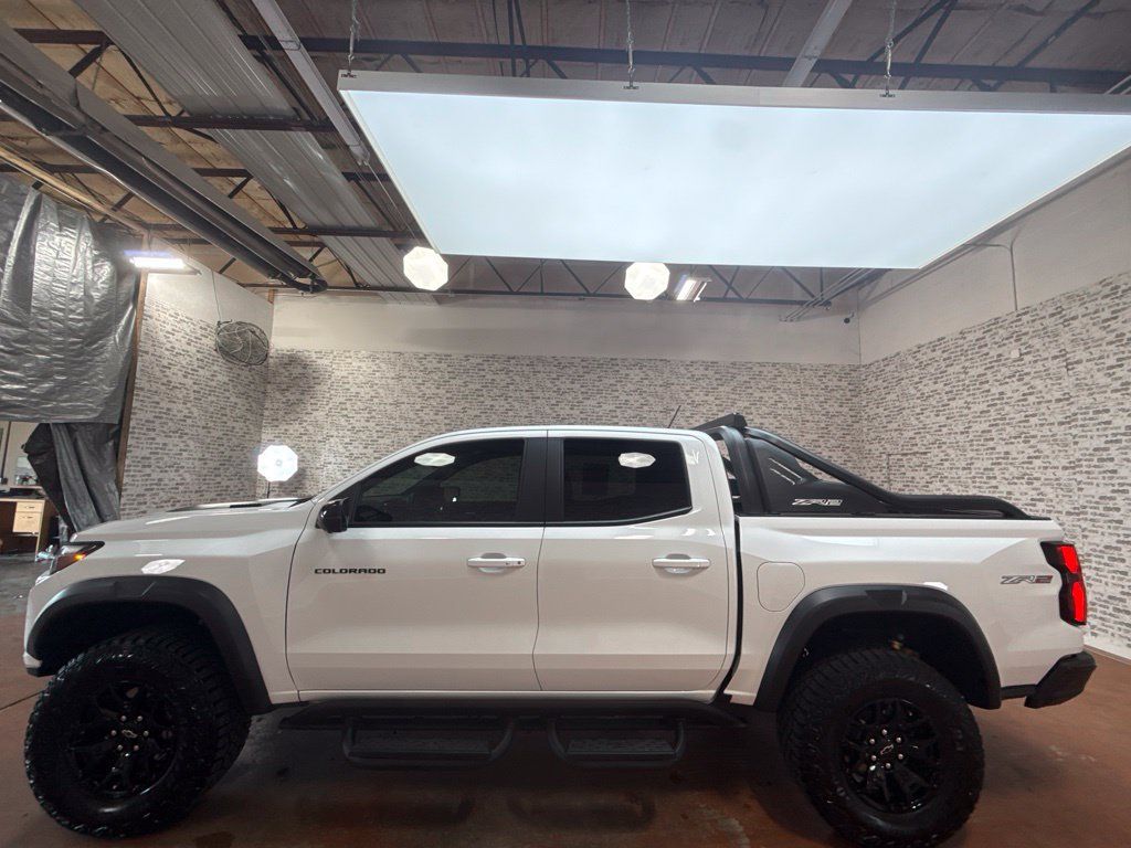 Used 2025 Chevrolet Colorado ZR2 w/ Midnight Edition AWD/4WD image 4