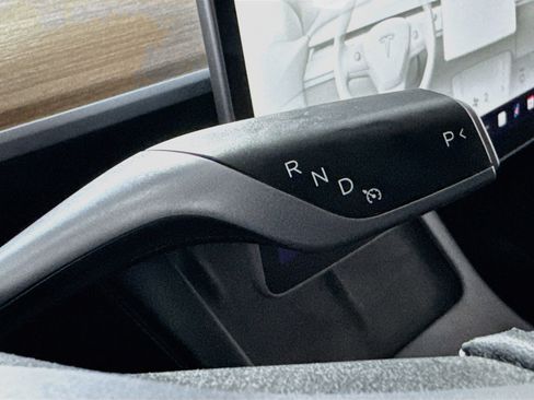 Used 2021 Tesla Model Y Long Range image 18