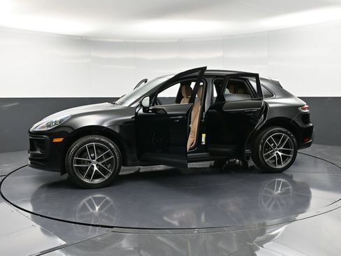 Certified 2025 Porsche Macan AWD/4WD image 37