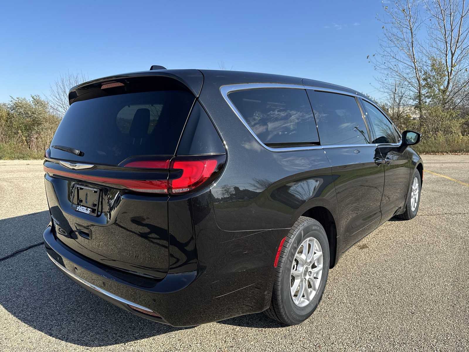 Used 2023 Chrysler Pacifica Touring-L w/ Uconnect Theater Family Group FWD image 10