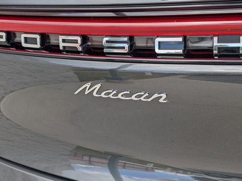 Certified 2025 Porsche Macan image 31