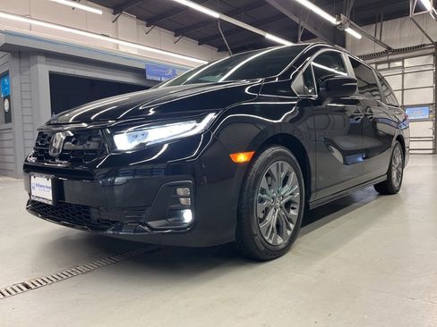 Used 2025 Honda Odyssey Touring image 3