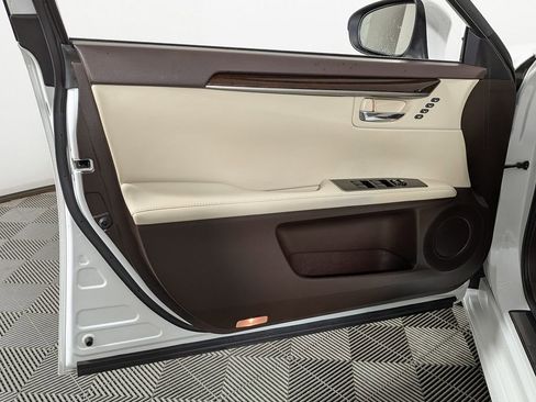 Used 2017 Lexus ES 350 w/ Premium Package image 12