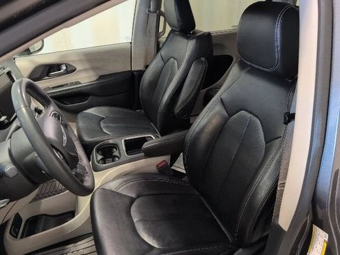 Used 2023 Chrysler Pacifica Touring-L FWD image 19