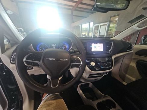 Used 2023 Chrysler Voyager LX FWD image 6