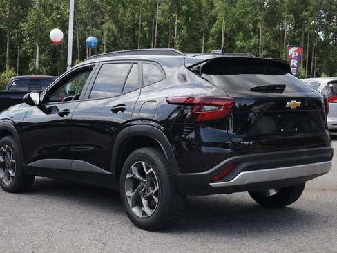 Used 2025 Chevrolet Trax LT FWD image 3