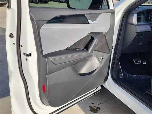 New 2026 Volkswagen Tiguan SE R-Line image 11