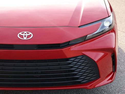 Used 2025 Toyota Camry LE image 13