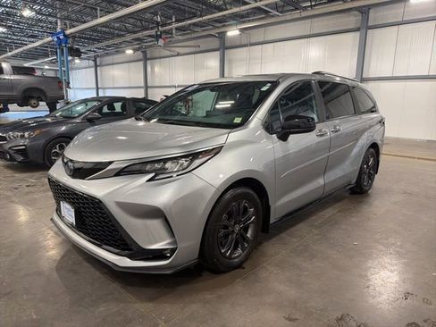 Used 2024 Toyota Sienna XSE w/ XSE Plus Package image 2