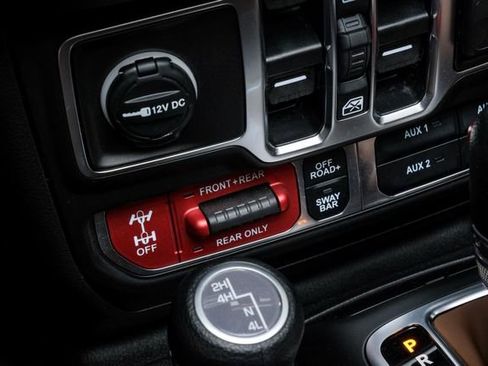 Used 2025 Jeep Wrangler Unlimited Rubicon w/ Technology Group image 85