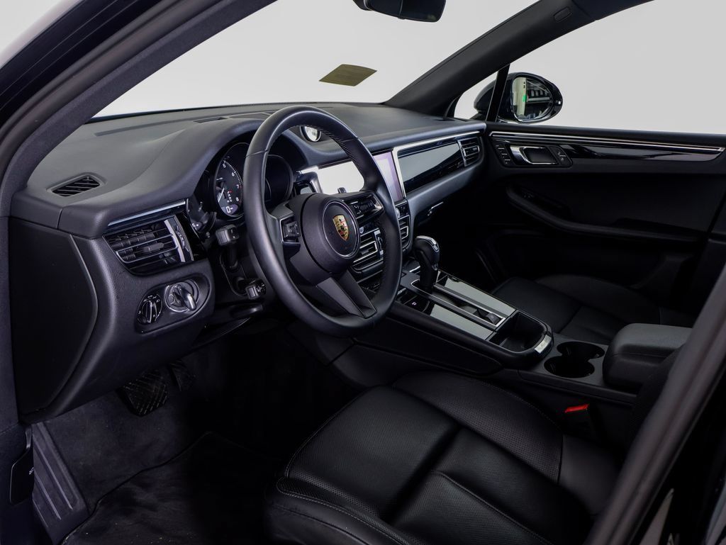 Certified 2024 Porsche Macan AWD/4WD image 4