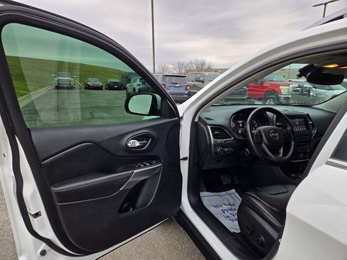 Used 2019 Jeep Cherokee Latitude Plus w/ Comfort/Convenience Group AWD/4WD image 14
