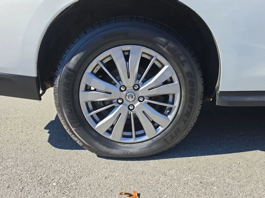 Used 2017 Nissan Pathfinder SV AWD/4WD image 12