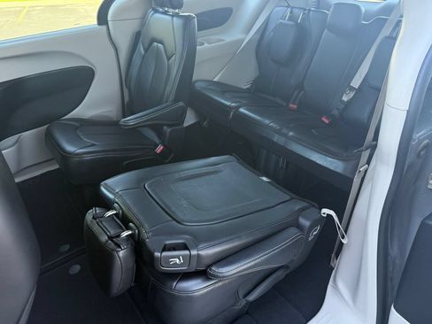Used 2023 Chrysler Pacifica Touring-L FWD image 34