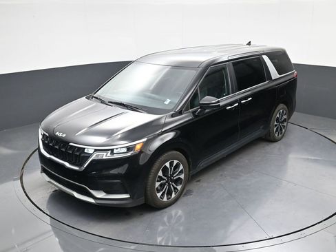 Used 2022 Kia Carnival EX image 26