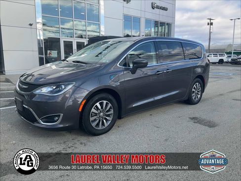 Used 2020 Chrysler Pacifica Touring w/ Cold Weather Group FWD image 1