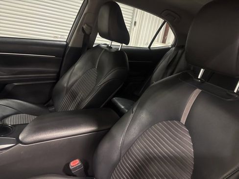 Used 2018 Toyota Camry L image 16