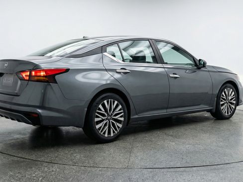 Used 2025 Nissan Altima 2.5 SV image 9
