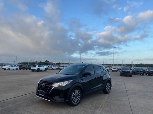 Used 2023 Nissan Kicks SV FWD image 9