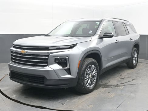 Used 2025 Chevrolet Traverse LT image 4