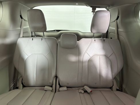 Used 2021 Chrysler Pacifica Touring-L FWD image 18