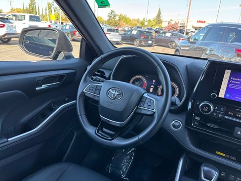 Used 2025 Toyota Highlander XSE AWD/4WD image 33