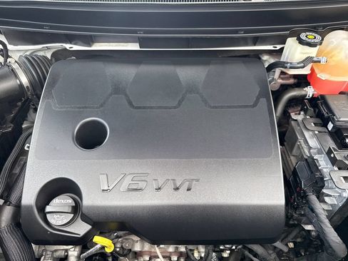 Used 2022 Chevrolet Traverse LT FWD image 40