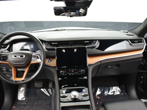 Used 2024 Jeep Grand Cherokee Summit AWD/4WD image 10