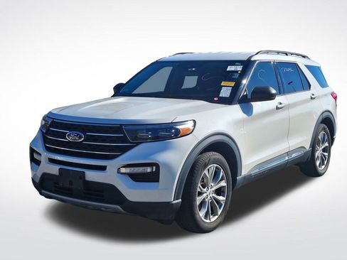 Used 2022 Ford Explorer XLT w/ Equipment Group 202A image 2