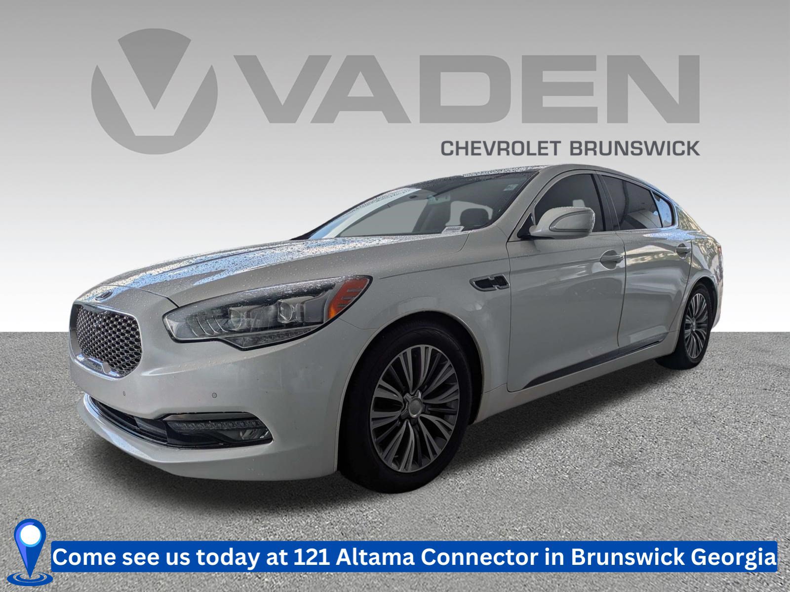 Used 2017 Kia K900 Premium RWD image 1