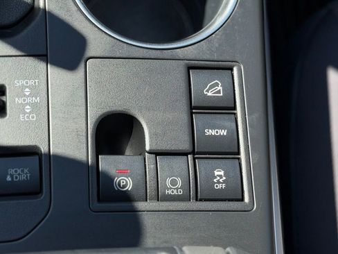 Used 2023 Toyota Highlander LE AWD/4WD image 24