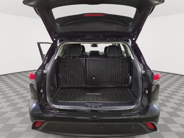 Used 2022 Toyota Highlander XLE AWD/4WD image 34