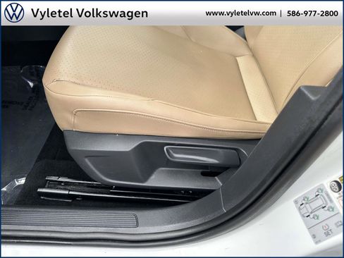 Used 2020 Volkswagen Jetta SE w/ SE Cold Weather Package image 18