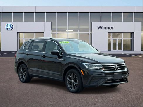 Used 2023 Volkswagen Tiguan SE w/ Panoramic Sunroof Package AWD/4WD image 7