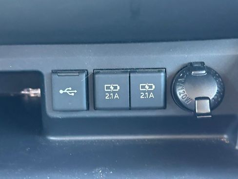 Used 2020 Toyota Highlander XLE FWD image 32
