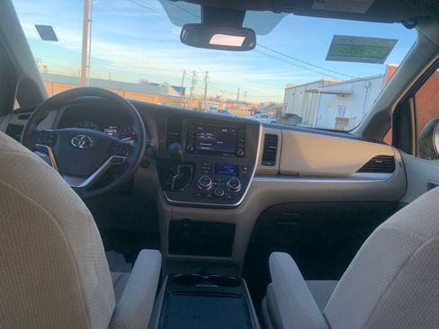 Used 2020 Toyota Sienna LE image 24