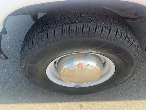Used 2001 Ford E-250 and Econoline 250 Extended RWD image 13