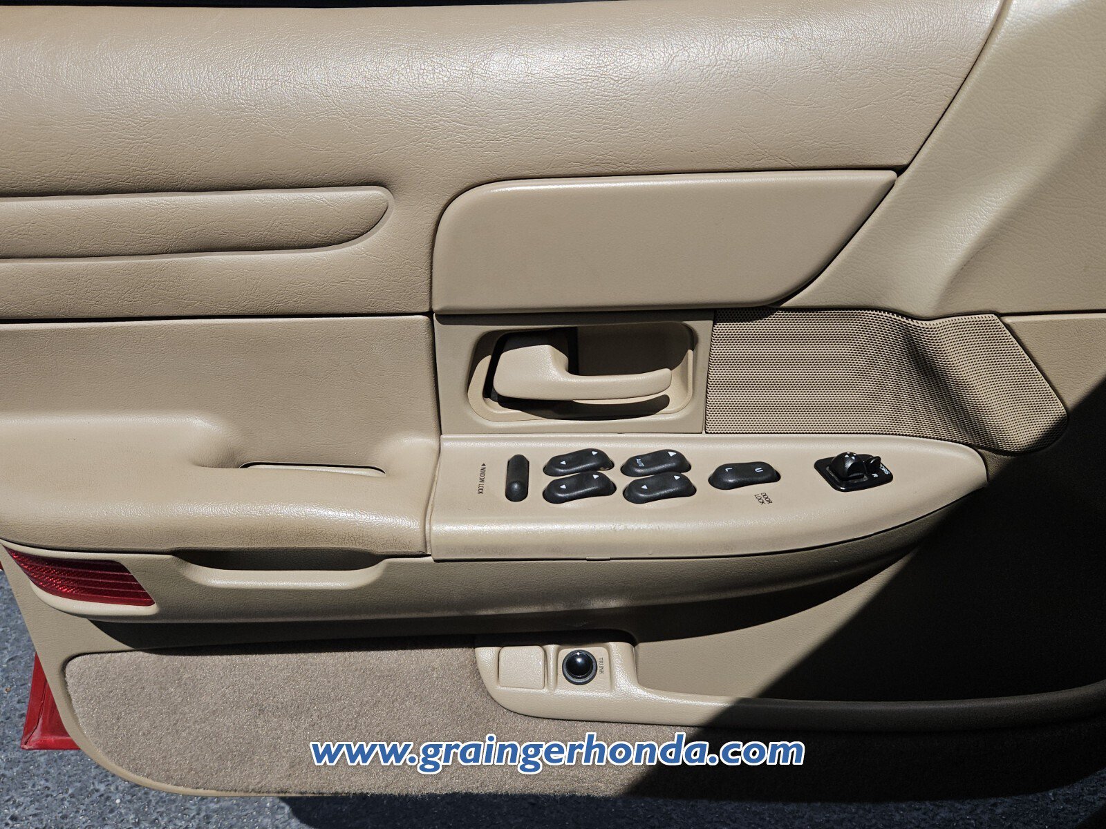 Used 2000 Ford Crown Victoria RWD image 23