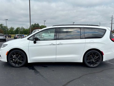 Used 2025 Chrysler Pacifica Limited FWD image 4