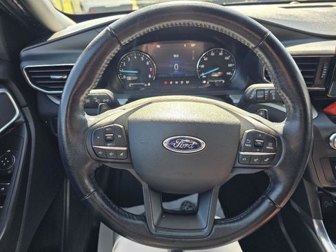Used 2020 Ford Explorer XLT w/ Equipment Group 202A AWD/4WD image 18