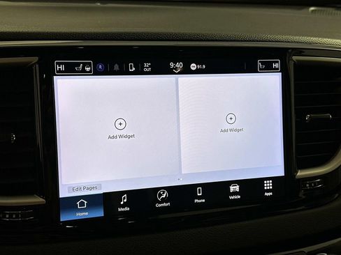 Used 2024 Chrysler Pacifica Touring-L image 11